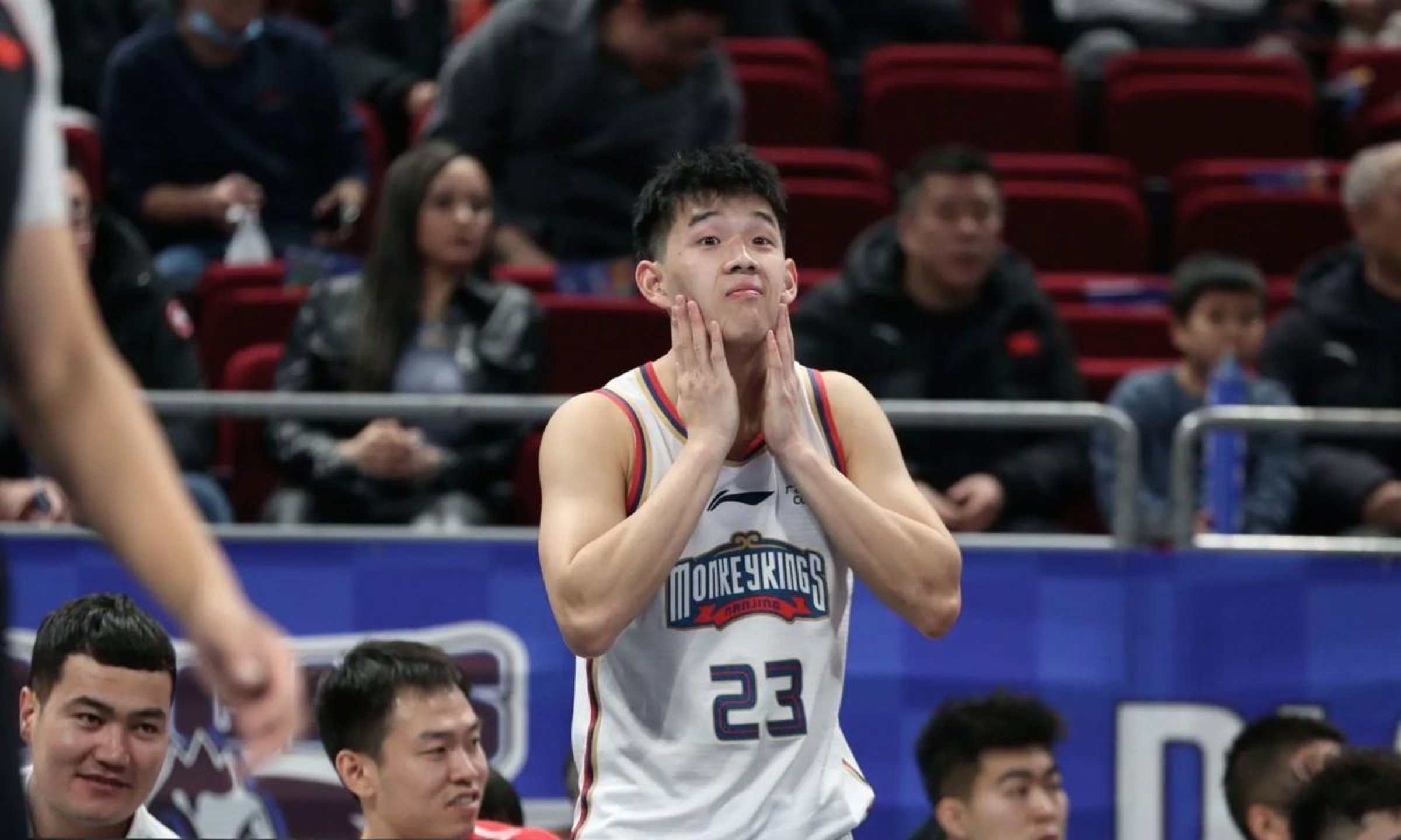 包含CBA常规赛赛后再迎强敌，深圳男篮单刀错失，主帅态度：目标明确，赛程密集仍需轮换的词条